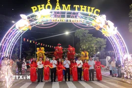 Lãnh đạo tỉnh, thành phố cắt băng khai trương Phố ẩm thực Phan Thiết. (Ảnh: Hồng Hiếu/TTXVN)