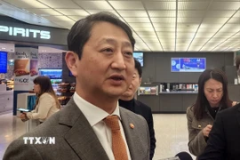 Bộ trưởng Thương mại và Công nghiệp Hàn Quốc Ahn Duk-geun phát biểu với báo giới tại Washington, DC. (Ảnh: Yonhap/TTXVN)