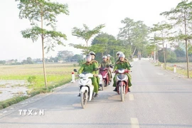 Công an xã và lực lượng tham gia bảo vệ an ninh trật tự cơ sở xã Liêm Túc, huyện Thanh Liêm tuần tra, bảo đảm an ninh trật tự trên địa bàn. (Ảnh: Thanh Tuấn/TTXVN)
