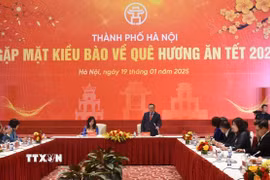 Chủ tịch Ủy ban Nhân dân thành phố Hà Nội Trần Sỹ Thanh phát biểu tại buổi gặp mặt. (Ảnh: Nguyễn Cúc/TTXVN)