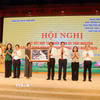 Lãnh đạo tỉnh Thái Nguyên tặng ảnh Chủ tịch Hồ Chí Minh cho Ban lãnh đạo Thông tấn xã Việt Nam. (Ảnh: Trần Trang/TTXVN)
