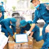 Lực lượng chuyên môn lấy mẫu hài cốt liệt sĩ chưa xác định danh tính tại Nghĩa trang Liệt sỹ xã Sơn Dương (Tuyên Quang). (Ảnhr: TTXVN phát)