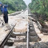 Một đoạn đường sắt đi qua tỉnh Đắk Lắk bị mưa lũ làm hư hỏng. (Ảnh: TTXVN phát)