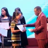 Trao học bổng Vallet năm 2025 cho các học sinh, sinh viên. (Ảnh: Nguyễn Dũng/TTXVN) 