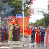 Đại biểu thực hiện nghi thức gắn biển đường Ngô Mạnh Lân. (Ảnh: Xuân Tư/TTXVN)