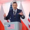 Bộ trưởng Quốc phòng Mỹ Pete Hegseth phát biểu trong cuộc họp báo ở Vácsava, Ba Lan. (Ảnh: PAP/TTXVN)