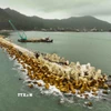 Dự án đê chắn sóng cảng Chân Mây giai đoạn 2 ở Khu kinh tế Chân Mây-Lăng Cô, tổng mức đầu tư 541 tỷ đồng, đến nay đã hoàn thành khoảng 80% khối lượng. (Ảnh: Vũ Sinh/TTXVN)