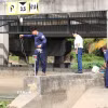 Cán bộ Chi nhánh Thủy nông Cai Lậy – Cái Bè kiểm tra độ mặn trước cống Mười Nén (huyện Cai Lậy). Ảnh: Minh Trí - TTXVN