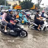 Nước dâng sớm, rút chậm trên đường Phạm Hữu Lầu, kéo dài từ cầu Phước Long đến đường Huỳnh Tấn Phát (Thành phố Hồ Chí Minh) khiến các phương tiện di chuyển chậm, khó khăn. (Ảnh: Hương Giang/TTXVN)