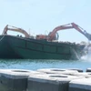 Thi công phần móng và thân đê ngầm phá sóng bảo vệ bờ biển Hội An. (Ảnh: Đoàn Hữu Trung/TTXVN)