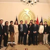 Ban chấp hành Hiệp hội Doanh nghiệp trẻ Việt Nam tại châu Âu chụp ảnh với Đại sứ quán Việt Nam tại Cộng hòa Liên bang Đức. (Ảnh: Phương Hoa/TTXVN)