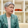 Bộ trưởng Ngoại giao Australia Penny Wong trả lời phỏng vấn báo chí. (Ảnh: Việt Đức/TTXVN)