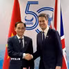 Bộ trưởng Ngoại giao Lê Hoài Trung và Bộ trưởng Ngoại giao Anh Ed Miliband. (Ảnh: Việt Dũng/TTXVN)
