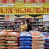 Gạo được bày bán tại siêu thị ở Bangkok, Thái Lan. (Ảnh: AFP/TTXVN)