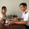 Bác sĩ tại Bệnh xá quân y đảo Sinh Tồn thăm khám cho người dân trên đảo. (Ảnh: Hữu Quyết/TTXVN)