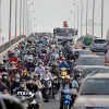 Cầu Bình Triệu 2 được phân luồng, lưu thông 2 chiều dẫn đến các phương tiện dồn tắc. (Ảnh: Tiến Lực/TTXVN)