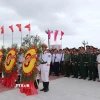 Các đại biểu đặt hoa, dâng hương tại Tượng đài chiến thắng Núi Thành. (Ảnh: Đoàn Hữu Trung/TTXVN)