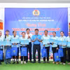 Liên đoàn Lao động tỉnh Tây Ninh trao quà tặng đoàn viên, người lao động có hoàn cảnh khó khăn tại Chương trình “Bữa cơm Công đoàn” năm 2026. (Ảnh: Minh Phú/TTXVN)