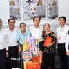 Ủy viên Bộ Chính trị, Bí thư Thành ủy Thành phố Hồ Chí Minh Trần Lưu Quang thăm, tặng quà gia đình ông Nguyễn Xuân Viên, cựu tù chính trị bị địch bắt và tù đày tại Côn Đảo. (Ảnh: TTXVN phát)