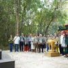 Các đại biểu tưởng niệm các thế hệ chiến sỹ Thông tấn xã Giải phóng đã hy sinh trong cuộc đấu tranh giải phóng miền Nam, thống nhất đất nước. (Ảnh: Minh Phú/TTXVN)