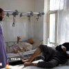 Nạn nhân bị thương trong vụ động đất được điều trị tại bệnh viện ở Kunar, Afghanistan, ngày 1/9/2025. (Ảnh: THX/TTXVN)