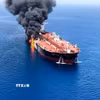 (Tư liệu) Một con tàu bị lực lượng Houthi tấn công trên Biển Đỏ. Ảnh: IRNA/TTXVN