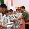 Các phạm nhân tại Trại giam Xuân Lộc (Đồng Nai) nhận quyết định đặc xá năm 2025. (Ảnh: Lê Xuân/TTXVN)