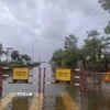 Nhiều tuyến đường thành phố Huế phải đặt biển cảnh báo vì ngập sâu. (Ảnh: Mai Trang/TTXVN)