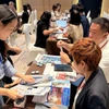 Doanh nghiệp lữ hành, du lịch Việt Nam-Nhật Bản trực tiếp gặp gỡ, trao đổi thông tin du lịch. (Ảnh: Ngọc Bích/TTXVN)