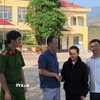 Chính quyền xã Đăk Na (huyện Tu Mơ Rông, tỉnh Kon Tum) động viên, hỗ trợ đưa công dân A Nhanh (áo đen) về nhà an toàn sau khi bị lừa sang Campuchia với chiêu trò "việc nhẹ lương cao". (Ảnh: TTXVN phát)