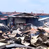 Hiện trường vụ hỏa hoạn tại làng ven biển ở bang Sabah, phía Bắc đảo Borneo, Malaysia ngày 19/4/2026. (Ảnh: THX/TTXVN)