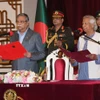 Ông Muhammad Yunus (phải) tuyên thệ nhậm chức người đứng đầu Chính phủ lâm thời Bangladesh, tại Dhaka, ngày 8/8/2024. (Ảnh: THX/TTXVN)