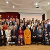 Phó Chủ tịch Nguyễn Thị Thanh và đoàn đại biểu Quốc hội chụp ảnh lưu niệm với cán bộ nhân viên Đại sứ quán, các văn phòng đại diện và kiều bào Việt Nam tại Pháp. (Ảnh: Thu Hà/TTXVN)
