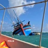 Tàu cá PY 92628-TS bị mắc cạn. (Ảnh: TTXVN phát)