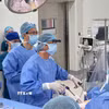 Các bác sỹ Bệnh viện Nhi đồng 1 tiến hành lấy tạng từ người hiến. (Ảnh: TTXVN phát)