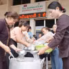 Suốt nhiều năm qua, các Phật tử chùa Phật Tích luôn duy trì bếp thiện nguyện, tự tay mang cháo tới các bệnh viện ở Lào. (Ảnh: Đỗ Bá Thành/TTXVN)