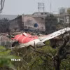 Hiện trường vụ rơi máy bay của Hãng Air India ở thành phố Ahmedabad, bang Gujarat, Ấn Độ ngày 13/6/2025. (Ảnh: THX/TTXVN)