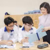Trịnh Đức Anh luôn lĩnh hội nghiêm túc bài giảng của thầy cô. (Ảnh: PV/TTXVN)