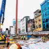 Không khí thi công khẩn trương tại ga S10 Cát Linh của dự án Metro Nhổn-Ga Hà Nội. (Ảnh: Trung Nguyên/TTXVN)