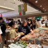 Siêu thị bày bán nhiều loại bánh và thực phẩm chế biến sẵn dành cho bữa xả nhịn sau khi mặt trời lặn. (Ảnh: Đỗ Quyên/TTXVN)
