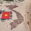 Lễ thượng cờ Tổ quốc tại khu vực Bãi Môn-Mũi Điện. (Ảnh: TTXVN)