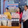 Liên minh hợp tác xã Cà Mau tổ chức phiên chợ OCOP quảng bá sản phẩm đặc sản địa phương. (Ảnh: Trung Hiếu/TTXVN)
