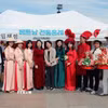 Bà Song Mun Yeong - Giám đốc Trung tâm Hỗ trợ gia đình đa văn hoá thành phố Seongnam và Tham tán Công sứ Nguyễn Thị Thái Bình với các cô dâu Việt, du học sinh Việt Nam tại thành phố Seongnam trong lễ hội. (Ảnh: Trường Giang/TTXVN)