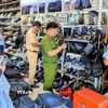 Tổ liên ngành tỉnh An Giang kiểm tra, phát hiện và thu giữ số lượng lớn hàng hóa không rõ nguồn gốc bị tại một cửa hàng giữa trung tâm thành phố Long Xuyên. (Ảnh: TTXVN phát)