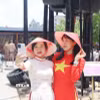 Người dân ghi lại những khoảnh khắc trong dịp lễ kỷ niệm ngày thống nhất đất nước. (Ảnh: Thu Hương/TTXVN)