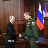 Tổng thống Nga Vladimir Putin (giữa) trong cuộc gặp Tổng tham mưu trưởng quân đội Valery Gerasimov (phải) tại Moskva. (Ảnh: kyivpost.com/TTXVN)