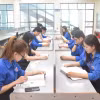 Các học sinh, sinh viên không ngừng cố gắng phấn đấu học tập, trau dồi bản thân để được kết nạp Đảng. (Ảnh: Nguyên Dung/TTXVN)