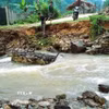 Mưa lũ gây sạt lở bờ kè, cuốn trôi rọ đá khiến cầu gỗ vào bản Na Ngân, xã Nga My (Tương Dương, Nghệ An) bị hư hỏng nặng, tạm thời chia cắt giao thông trên con đường dân sinh độc đạo. (Ảnh: TTXVN phát)