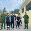 Nhóm đối tượng bị bắt giữ. (Ảnh TTXVN phát)