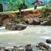 Mưa lũ gây sạt lở bờ kè, cuốn trôi rọ đá khiến cầu gỗ vào bản Na Ngân, xã Nga My (Tương Dương, Nghệ An) bị hư hỏng nặng, tạm thời chia cắt giao thông trên con đường dân sinh độc đạo. (Ảnh: TTXVN phát)